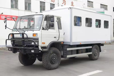 四驱153越野厢式车_4×4东风2070越野客车_东风30人客舱房车