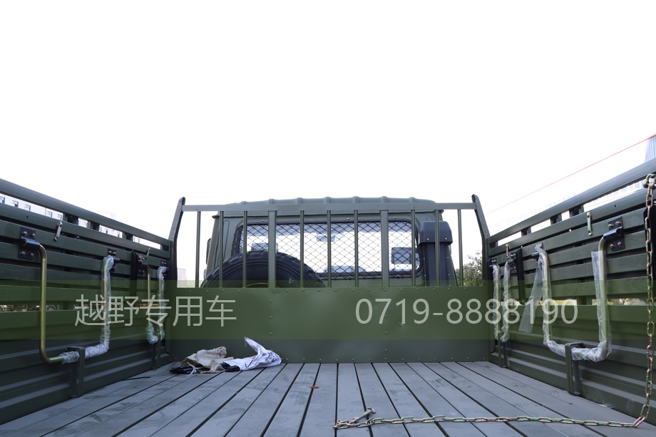 货箱两侧带有翻转座椅,EQ2070货箱,东风四驱越野卡车