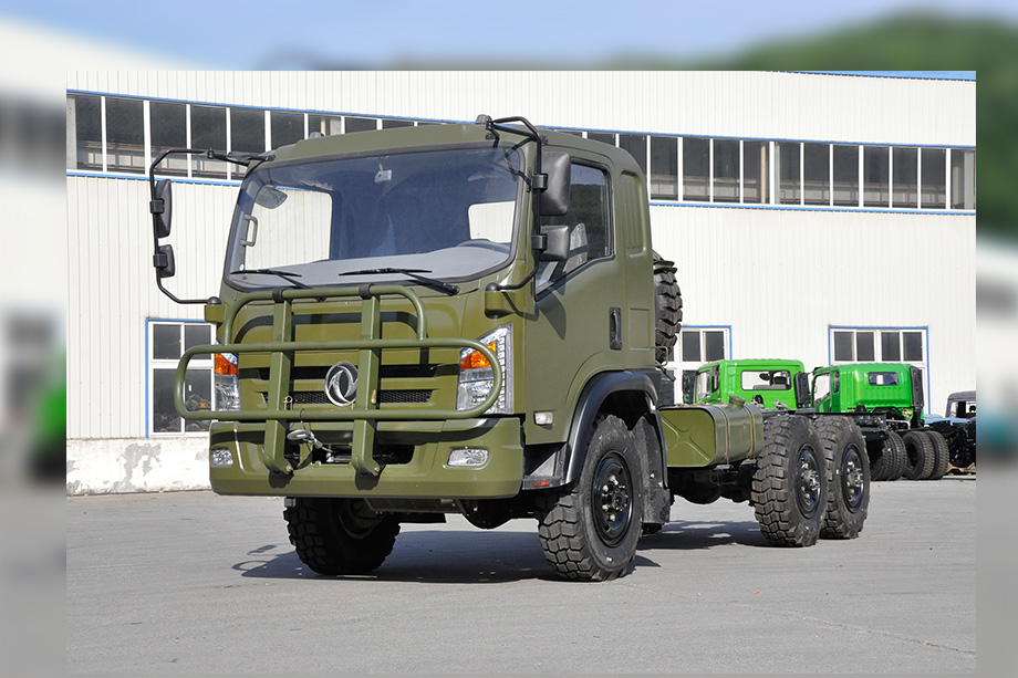 六驱平头越野卡车_EQ2082E6DJ越野车改装底盘_210马力_6×6东风EQ240长头货车底盘厂家直销
