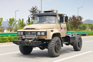 4×4尖头EQ2070升级款底盘_新款四驱140双桥越野专用卡车_全驱190马力载货运输厂家