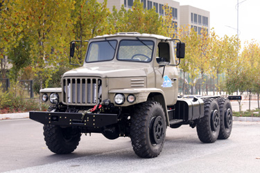 6×6东风EQ2100越野运兵车底盘改装_经典双玻璃EQ245炮车_长头3.5吨级军用卡车底盘
