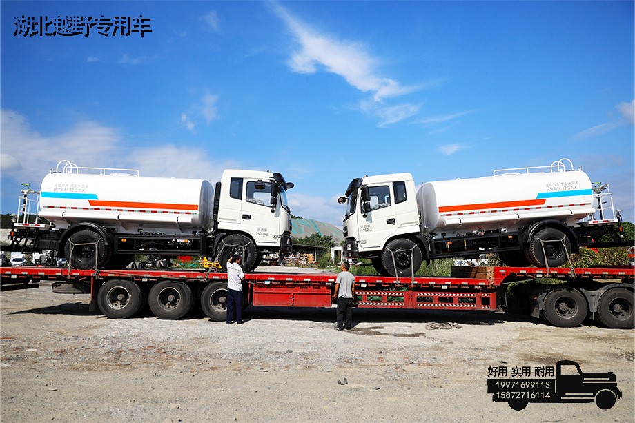 欢庆时刻：批量4×2洒水车交付仪式